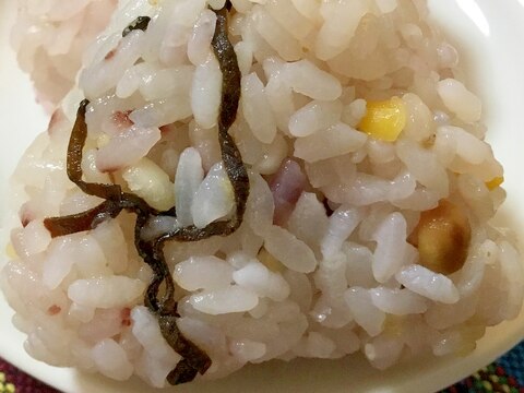 雑穀米の塩昆布おにぎり